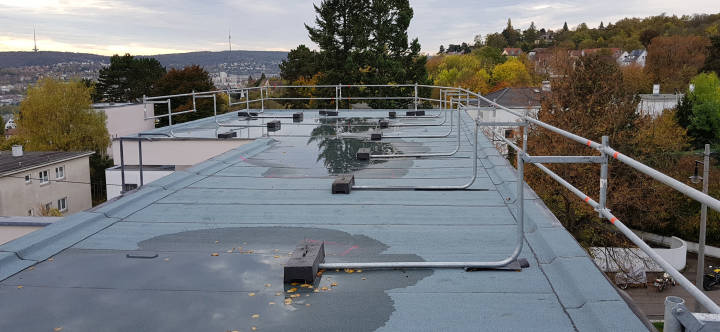 Ein gefälleloses Flachdach ist anfälliger für stehendes Wasser.  Foto: Tobias Kindtner, Architekturbüro Vix