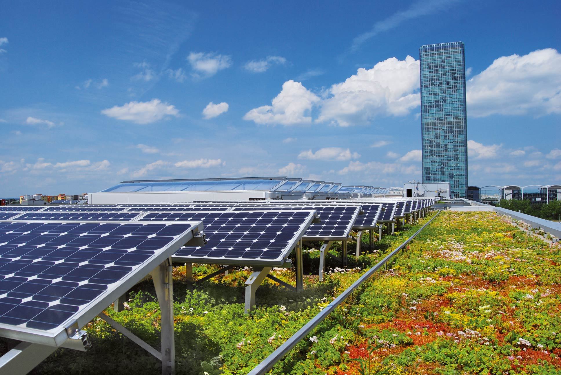 Die Flachdachnutzung der Zukunft ist vielseitig – Gute Beispiele gibt es allerdings schon heute, wie auch dieses Solar-Gründach zeigt. © ZinCo GmbH