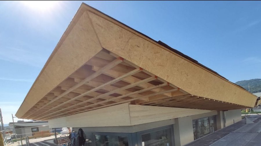 Die Unterkonstruktion des Schmetterlingsdaches besteht aus Pfettenauflagern aus Brettschichtholz und einer darüber liegenden Sparrenlage aus Konstruktionsvollholz. © w²