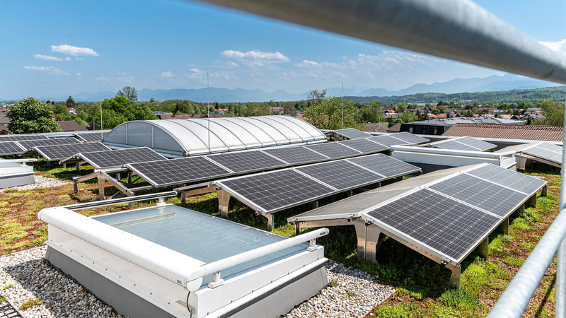 Leistungsstarke Photovoltaik-Anlage auf einem Industriegebäude
