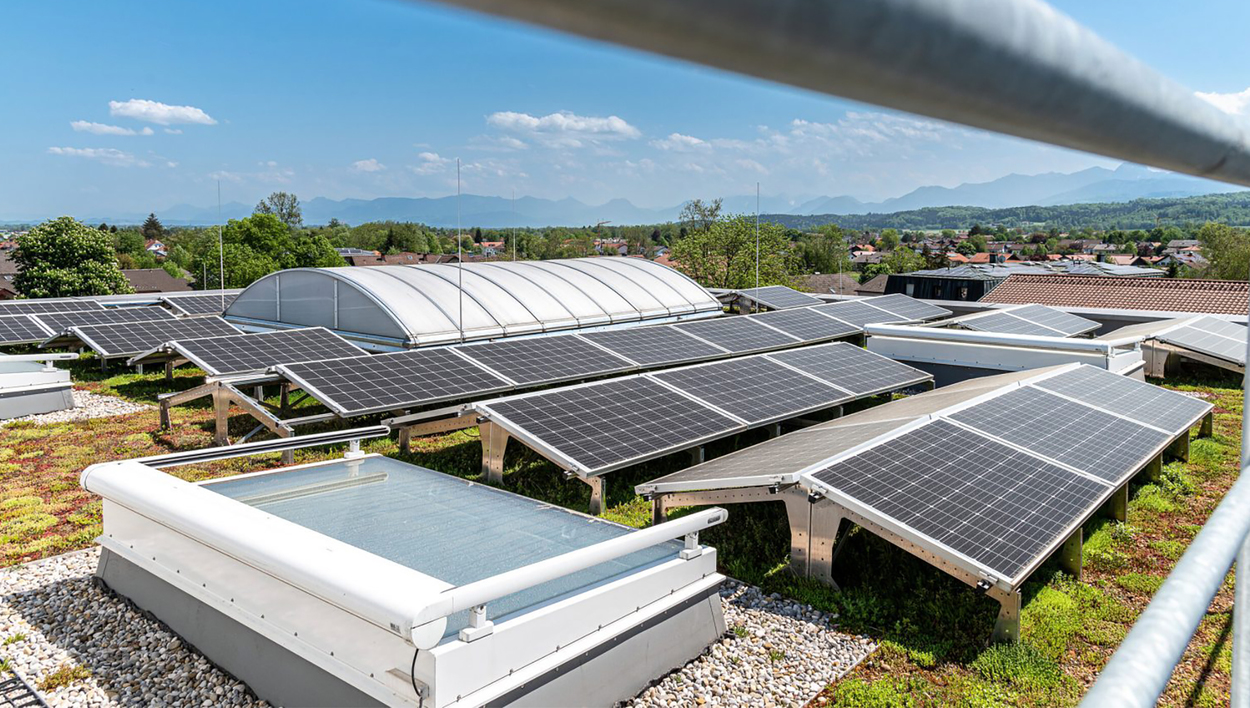 Leistungsstarke Photovoltaik-Anlage auf einem Industriegebäude