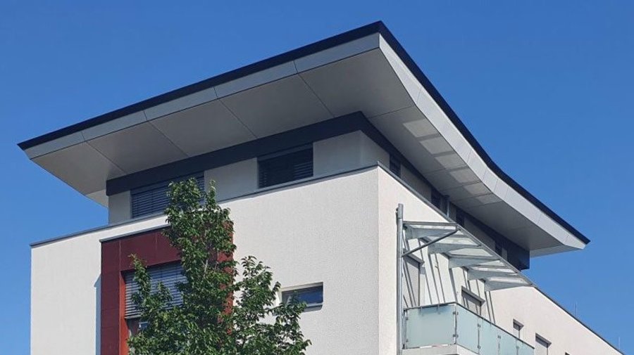 Das Flachdach wurde nicht nur als Gr&uuml;ndach ausgef&uuml;hrt, es dient auch als Aufstellort f&uuml;r Photovoltaikanlagen. &copy; w&sup2;