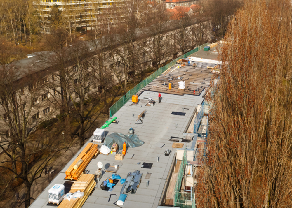 Bei den umfangreichen Instandsetzungsarbeiten 2008 wurden rund 25.000 Quadratmeter Dachfläche nachhaltig saniert. © icopal GmbH
