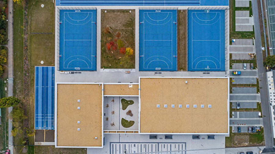 Die zwei neuen Sporthallen verfügen über eine direkte Anbindung an die Außensportflächen. © Oliver Heinl
