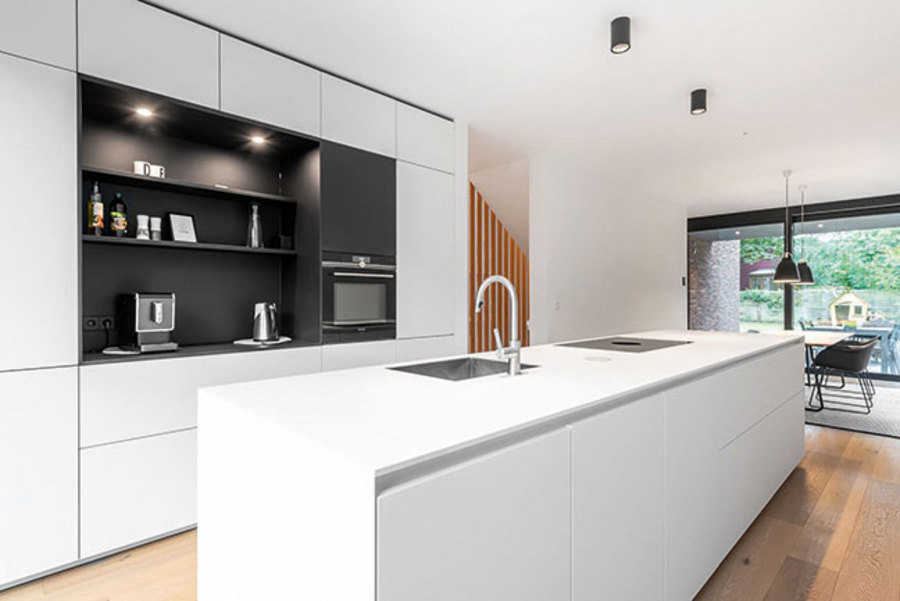 Highlight der offenen Küchengestaltung ist die moderne, freistehende Kochinsel. © Sieckmann Walther Architekten